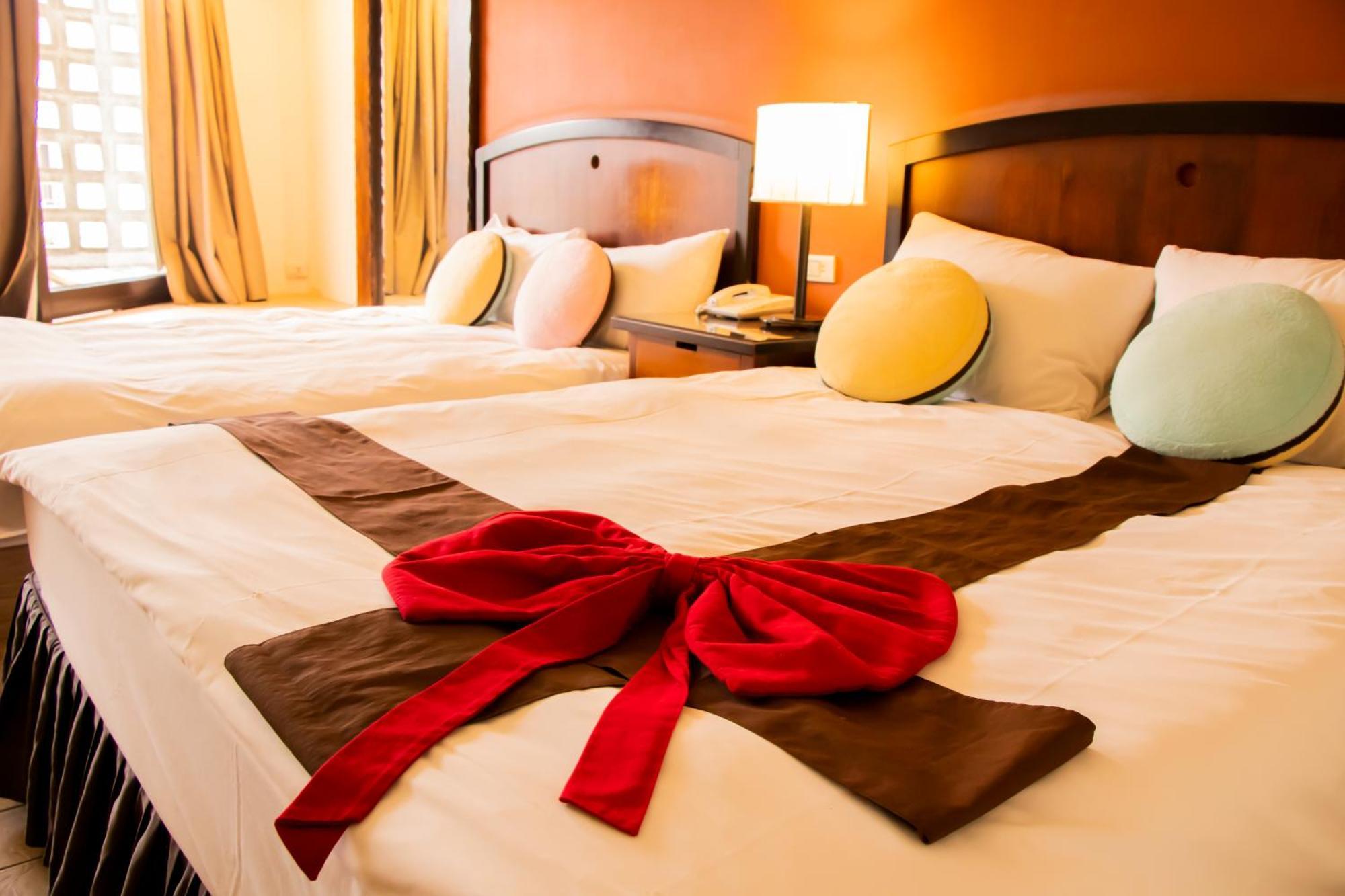 Yoho Beach Resort Kenting Hengchun Old Town Zewnętrze zdjęcie A bed with a bow