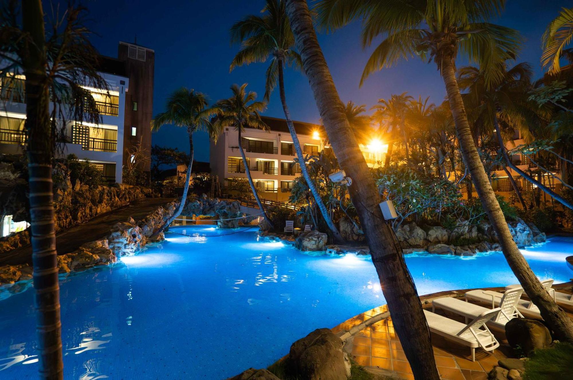 Yoho Beach Resort Kenting Hengchun Old Town Zewnętrze zdjęcie The pool at the Hard Rock Hotel